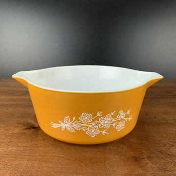 PYREX Butterfly Gold 475-B Mint Condition Casserole Bowl 2.5 Liter