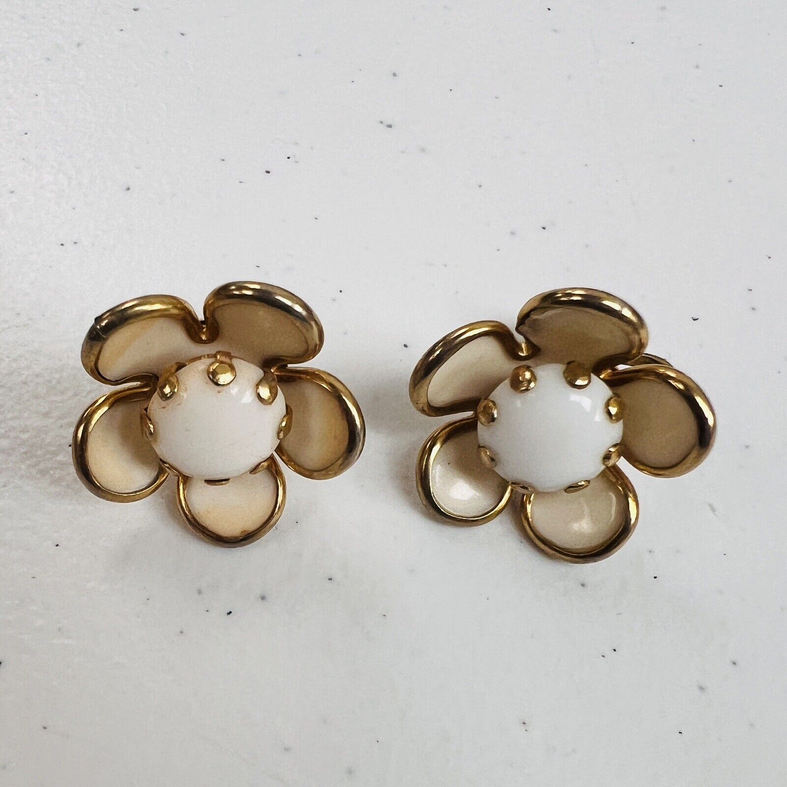 Vintage  flower screw back earrings