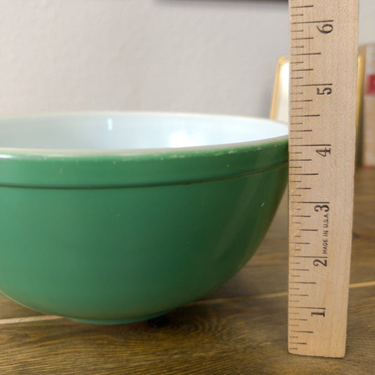 Pyrex 403 Med 2.5 Quart Green Mixing Nesting Bowl from the Primary colors set