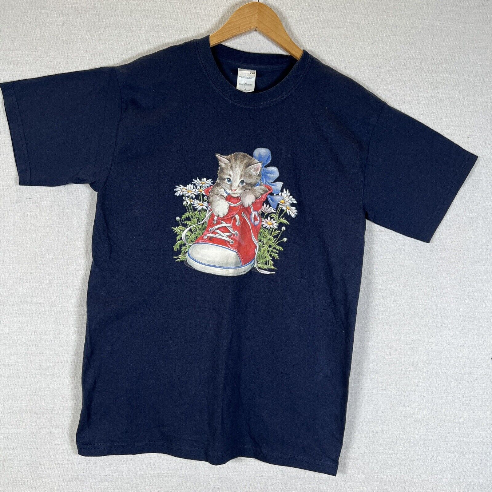 Gildan Cat in Sneakers Vintage Graphic T-Shirt 100% Cotton Air Waves Size Medium