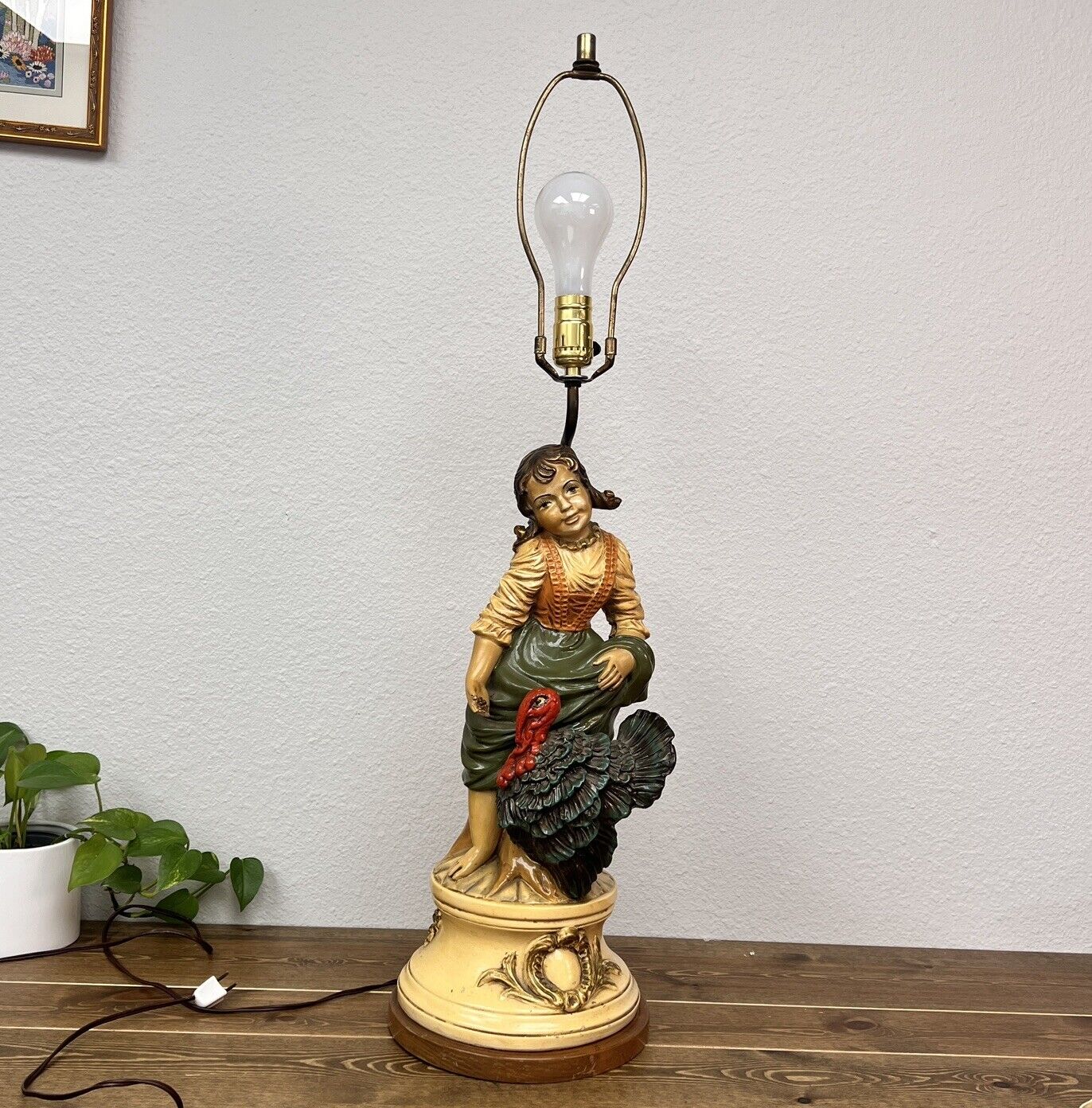 Beautiful 1940' Vintage chalkware Lamp, Vintage lamp, home decor lamp