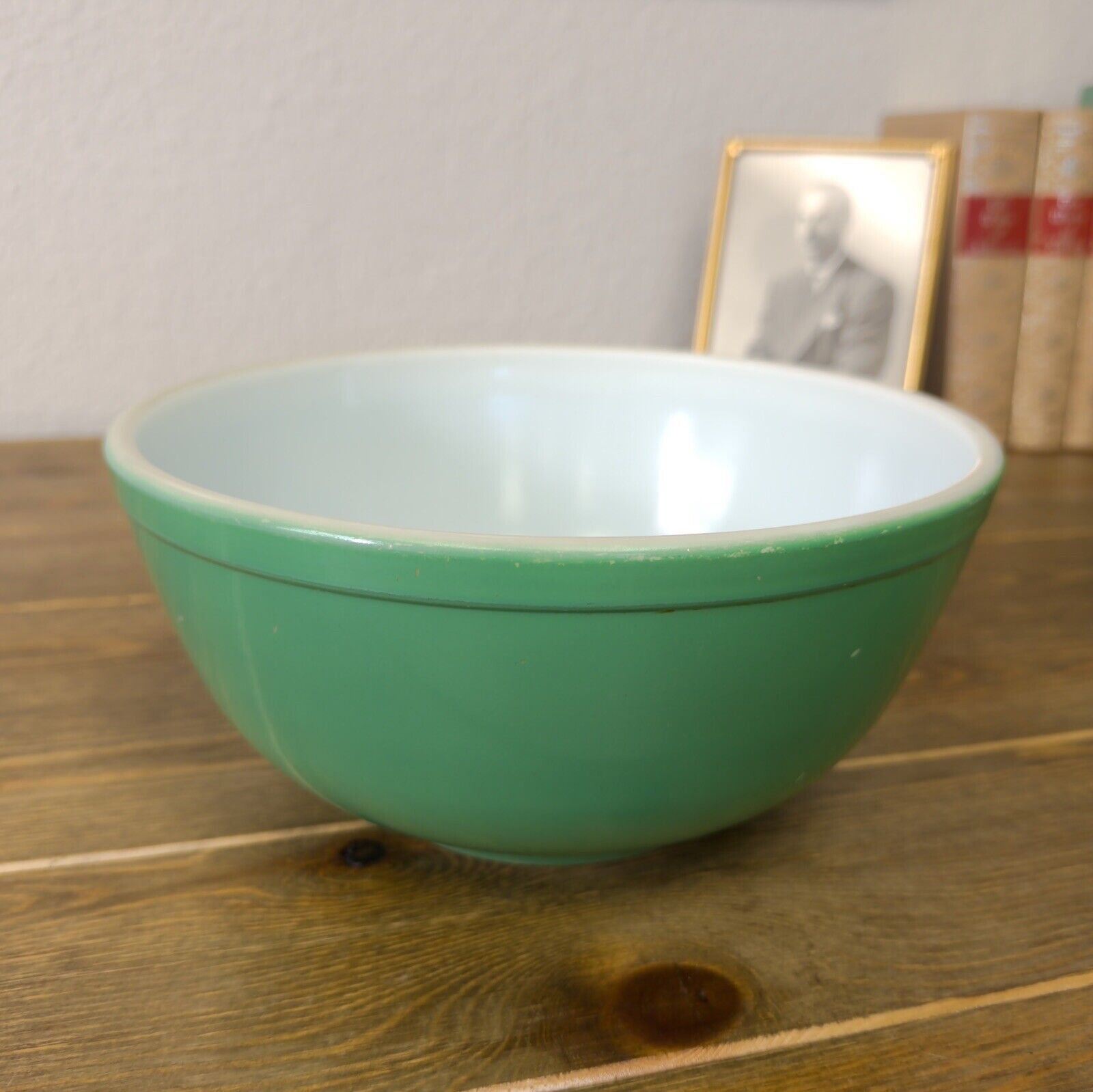 Pyrex 403 Med 2.5 Quart Green Mixing Nesting Bowl from the Primary colors set