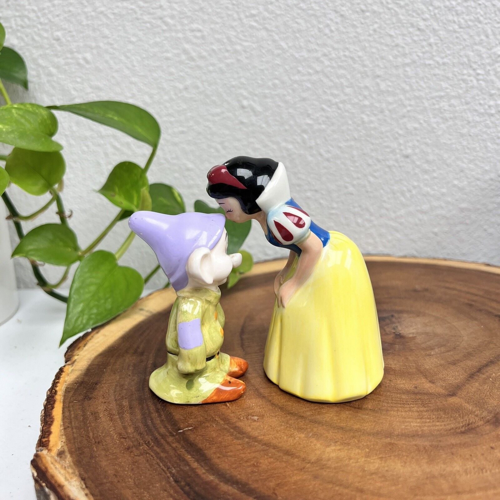 Disney Snow White and Dopey FIRST KISS Salt  Shaker