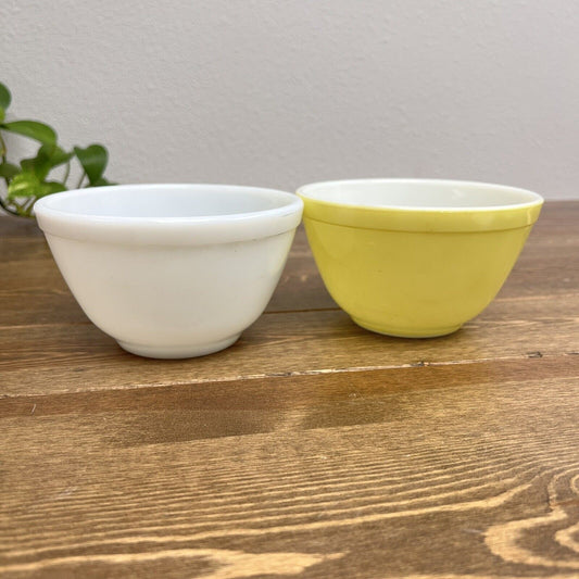 Vintage Pyrex Opal White & Yellow 1.5 Quart 401 Nesting Mixing Bowl Set Of 2