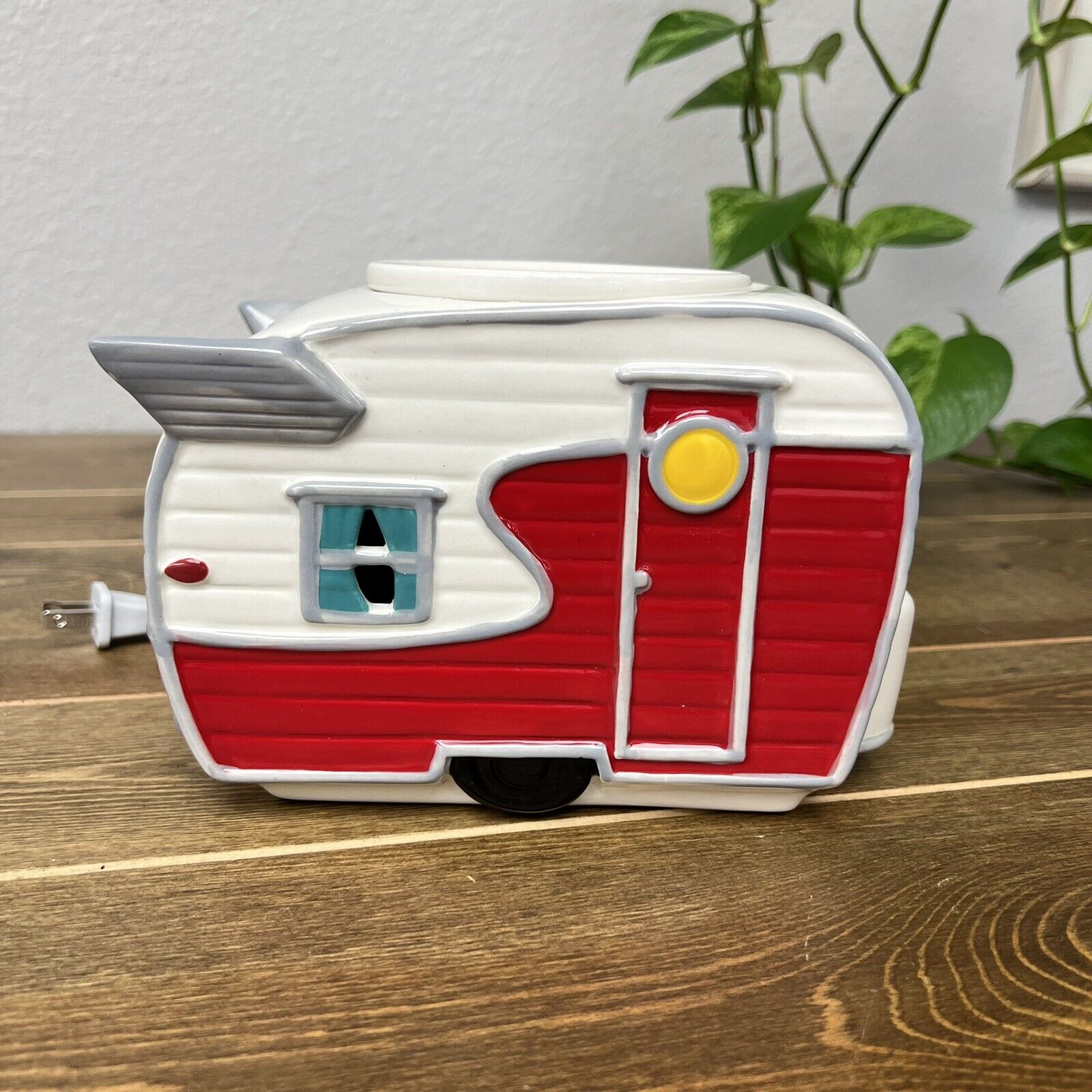 Scentsy Warmer Road Less Traveled Camper Trailer Full-Size Warmer Retired