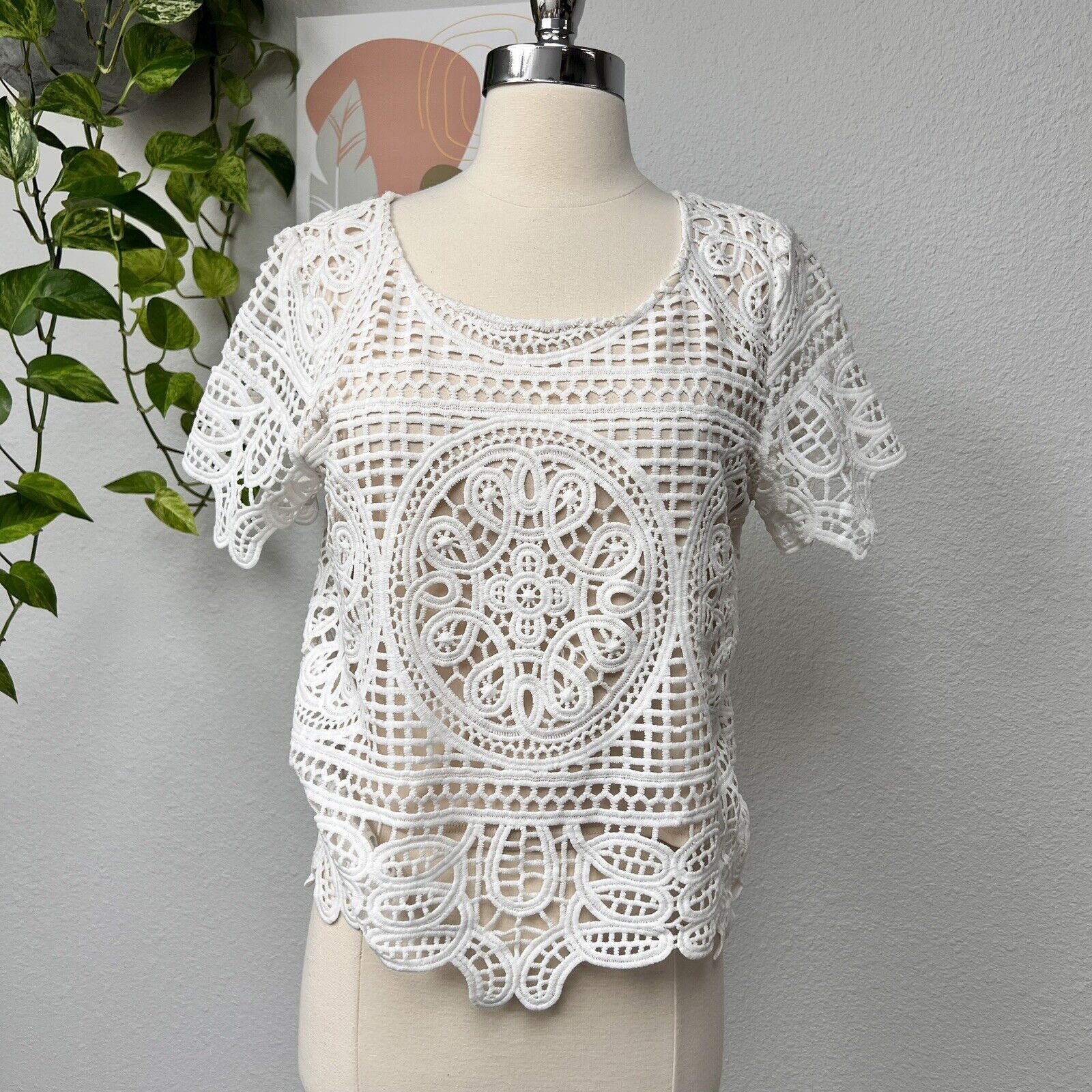 White Blouse Top Womans Large Floral White Short Sleeve Lace Pullover