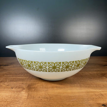 Pyrex Cinderella 4 qt Bowl White Verde Green Square Flowers 444 1960s vintage