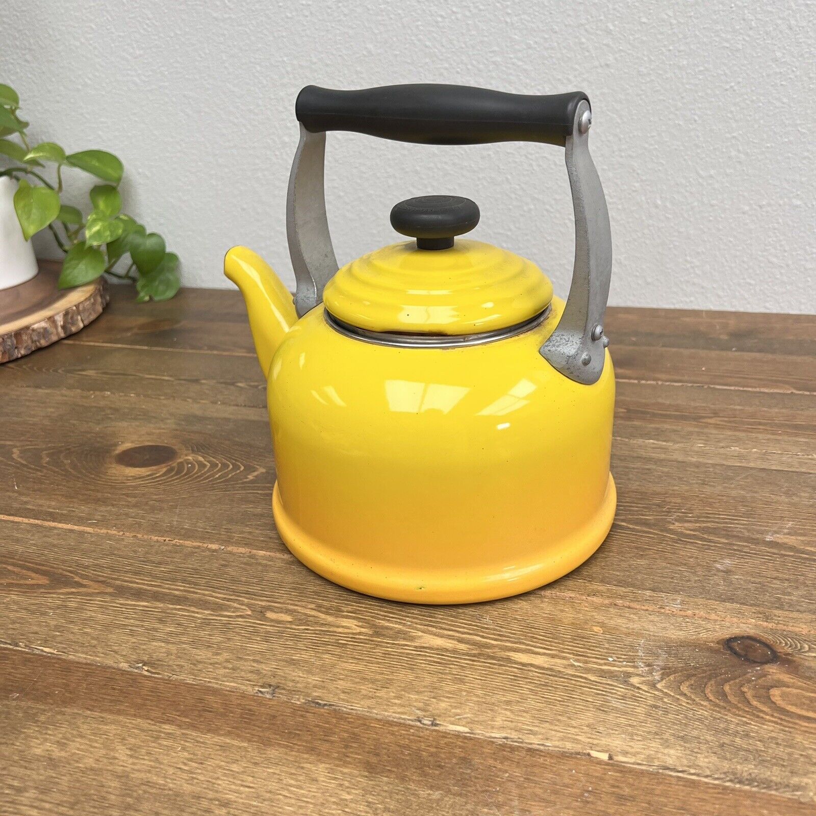 Le Creuset Yellow Ombré Tea Kettle Pot Whistling 2.2 Quarts Enamel READ