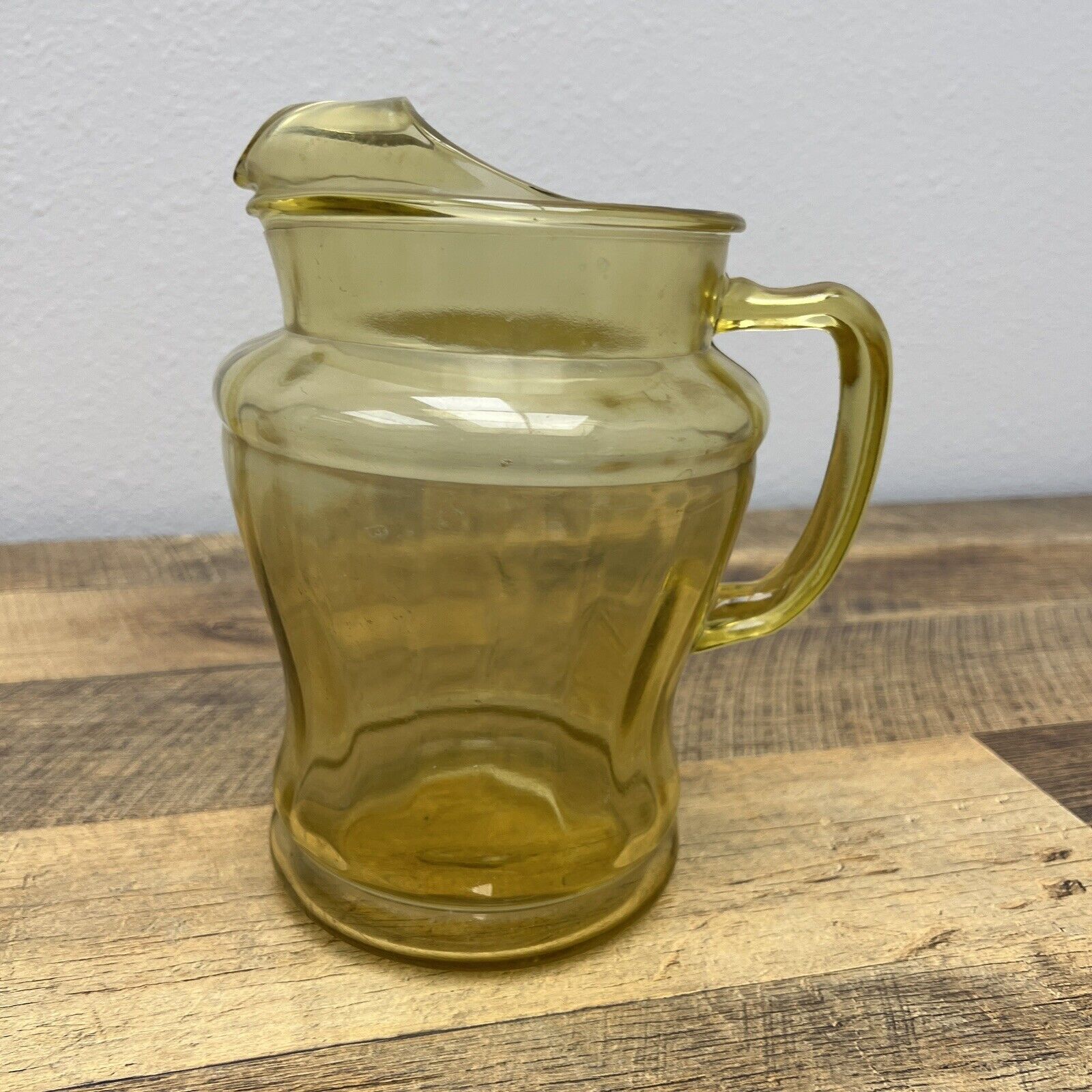 VTG MID CENTURY Yellowish Amber GLASS Water Tea Pitcher Eames Era Ice Lip