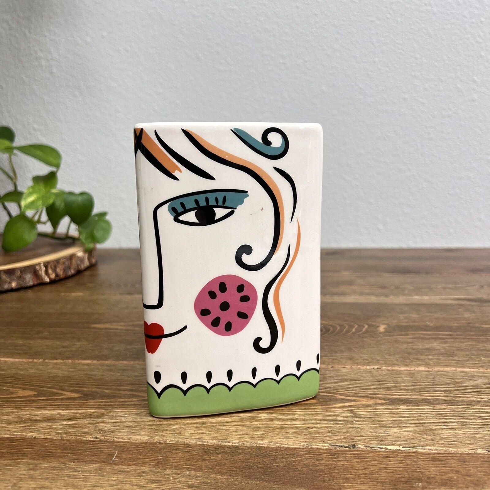 Triangle shaped womans face planter