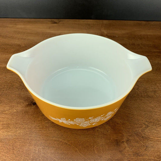 PYREX Butterfly Gold 475-B Mint Condition Casserole Bowl 2.5 Liter