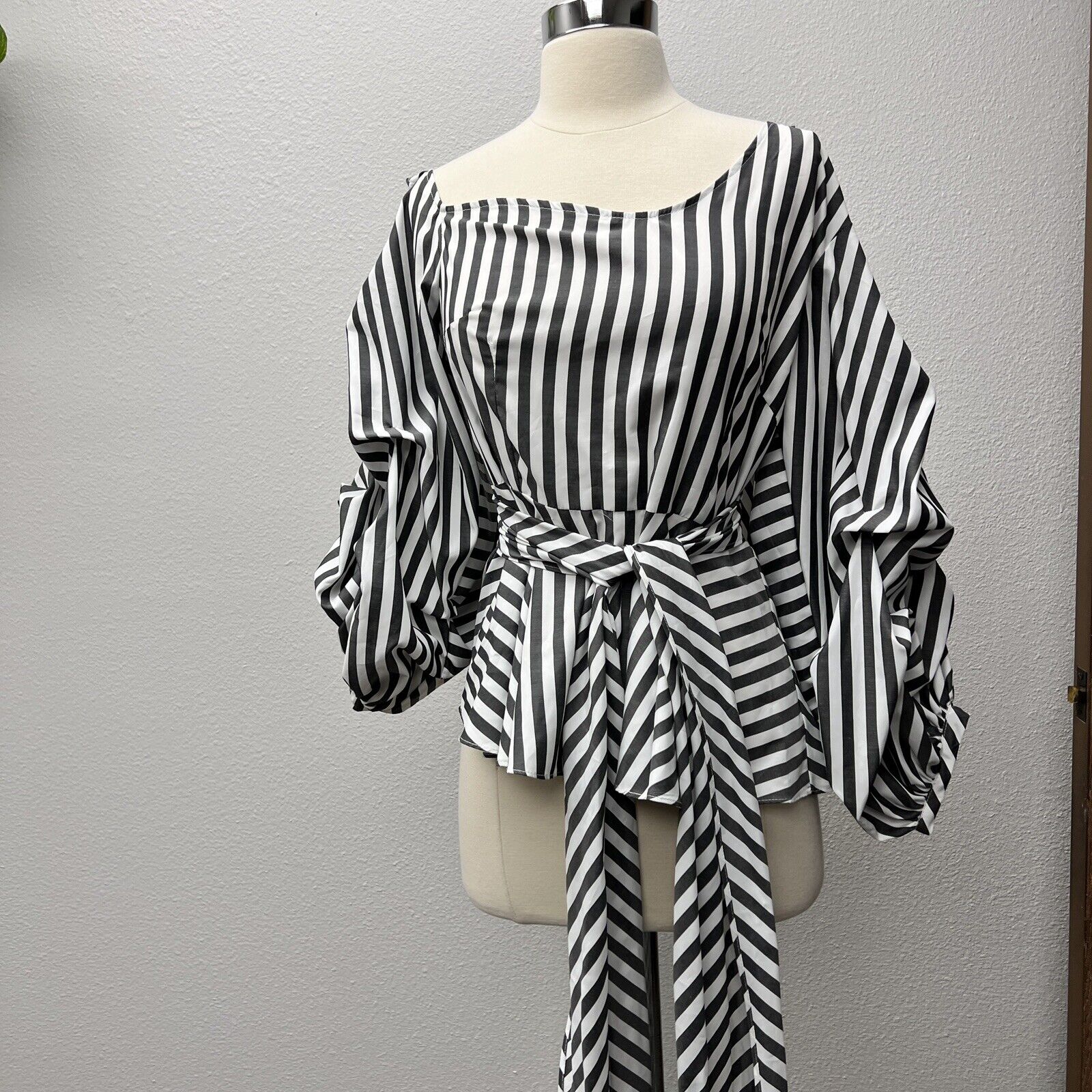 Neiman Marcus Style Keepers Glam Striped Black & White Ruffle Peplum Blouse Sz L