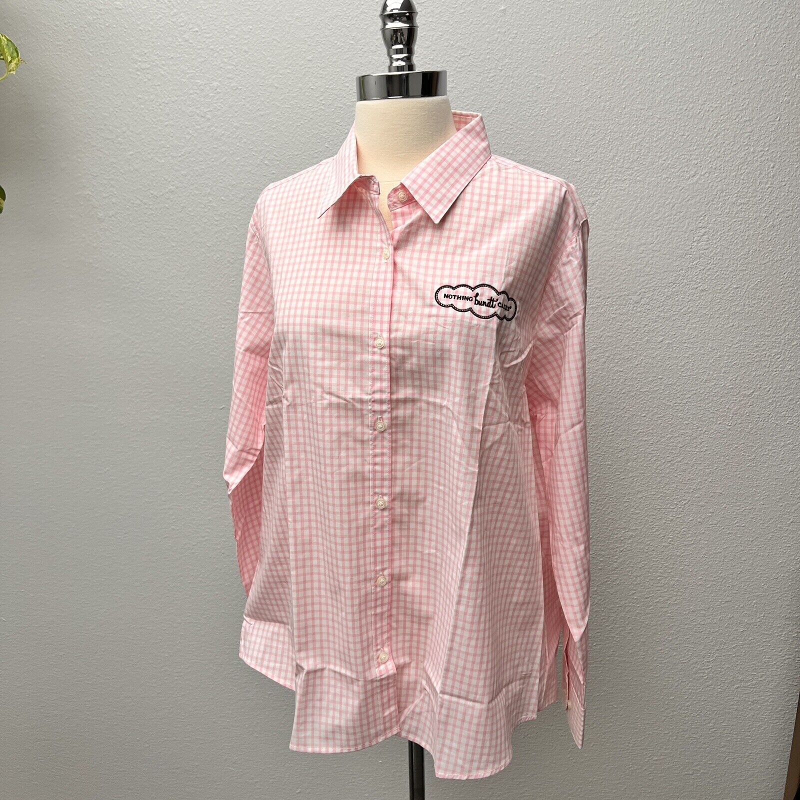 Nothing Bundt cakes Women’s Button Down Shirt Pink & white Sz XLARGE