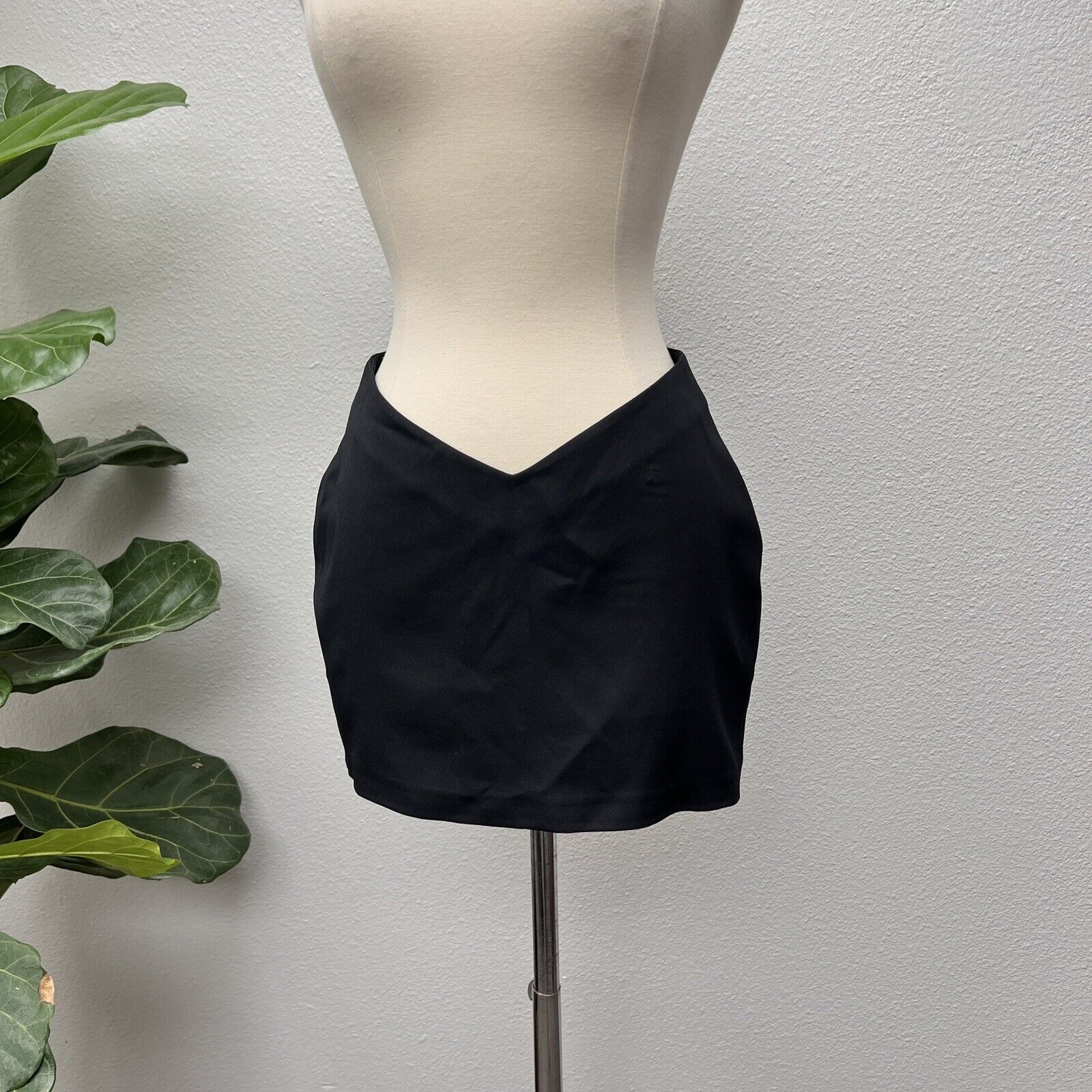 Sovaye Black Skylar Skirt Size Small V-Shape detail